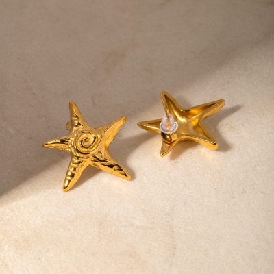 Elegant gold starfish earrings with a shiny finish, perfect for beach-inspired or nautical jewelry lovers. Crafted to add a touch of oceanic charm to any outfit, suitable for daily wear or special occasions.