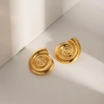 Gold shell earrings, luxury jewelry, women's fashion accessories, stylish earrings, Monalisa store jewelry, high-quality gold earrings, trendy women's accessories, marine-inspired jewelry, premium gold earrings, fashionable jewelry pieces.
