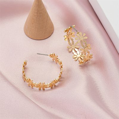 Flower-shaped gold earrings for women, ideal for accessories and fashion jewelry, perfect for stylish occasions and gifting.