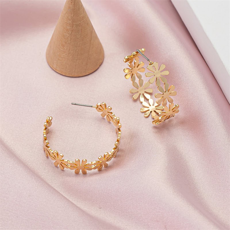 Flower-shaped gold earrings for women, ideal for accessories and fashion jewelry, perfect for stylish occasions and gifting.