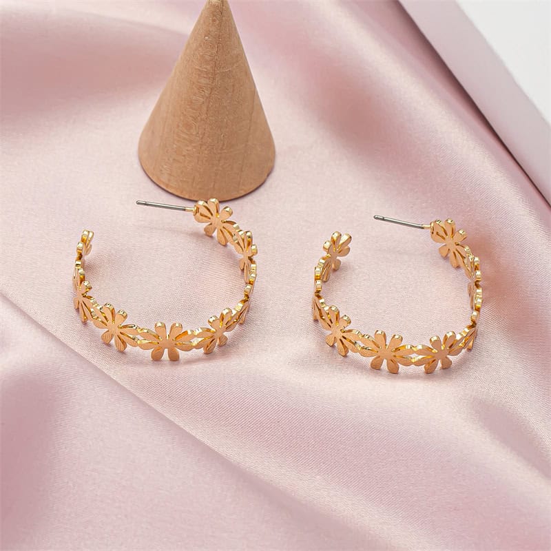 Handcrafted gold hoop earrings with daisy floral design, perfect for stylish accessories and everyday wear. Ideal for women seeking trendy, high-quality jewelry.
