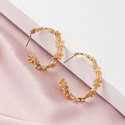 Gold Daisy Hoop Earrings for women, stylish floral jewelry, perfect for gift and accessories, premium quality, trendy design for special occasions or everyday wear.