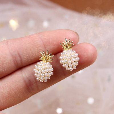 Delicate pineapple-shaped earrings adorned with pearls and gold accents, perfect for elegant accessories or gifts.