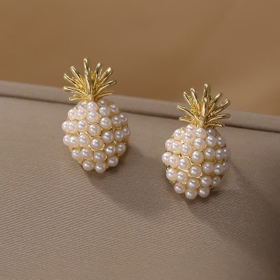 Pearl and gold pineapple-shaped earrings, stylish and sophisticated, perfect for elegant outfits. High-quality jewelry from Monalisa Store, ideal for enhancing your accessories collection.