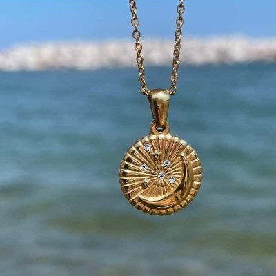 Luxurious gold sea shell pendant necklace adorned with sparkling diamonds, perfect for ocean lovers and jewelry enthusiasts seeking stylish, high-quality accessories.