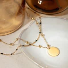 Luxurious gold necklace with black accents, perfect for elegant occasions and adding a sophisticated touch to your style.