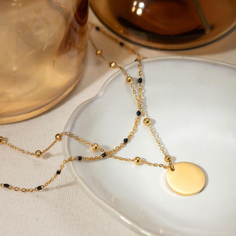 Luxurious gold necklace with black accents, perfect for elegant occasions and adding a sophisticated touch to your style.