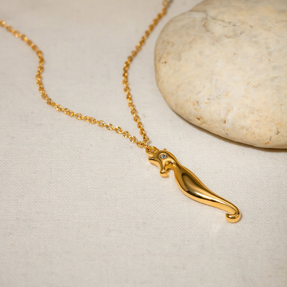 Elegant dolphin-shaped gold necklace featuring a small diamond detail, perfect for stylish jewelry enthusiasts. Crafted with high-quality materials for a luxurious look.
