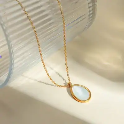 Luxurious gold chain with oval mother-of-pearl pendant, perfect for stylish jewelry lovers. Ideal for enhancing your fashion statement and special occasions.