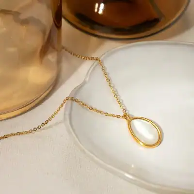 A sophisticated gold chain with a pearl pendant, perfect for enhancing your jewelry collection or gifting a special someone. Shop Mona Lisa Medical for premium jewelry options.