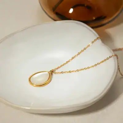 Fine gold chain with teardrop-shaped pearl pendant, perfect for jewelry lovers. Discover high-quality gold and pearl jewelry at Monalisa Medical, your trusted opt for stylish accessories.