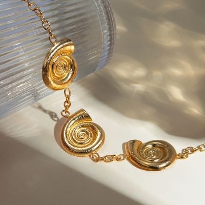 Luxury gold spiral necklace with chain, stylish jewelry accessory for women, perfect for all occasions, high-quality craftsmanship.