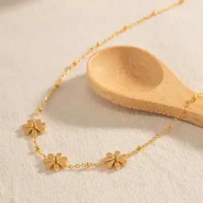 Delicate gold necklace featuring flower-shaped pendants, perfect for elegant accessories and jewelry lovers. Great for gifting or everyday wear, showcasing quality craftsmanship.
