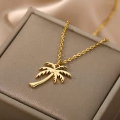 Gold palm tree pendant necklace, elegant jewelry accessory, perfect for summer and tropical-inspired fashion, suitable for women who love trendy and stylish jewelry pieces.