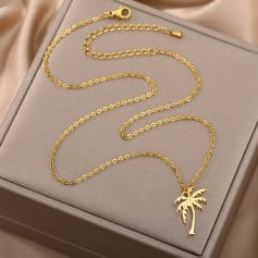 Luxurious gold palm tree pendant necklace for women, perfect for summer and beach accessories, made of high-quality jewelry materials, stylish and elegant gift idea.