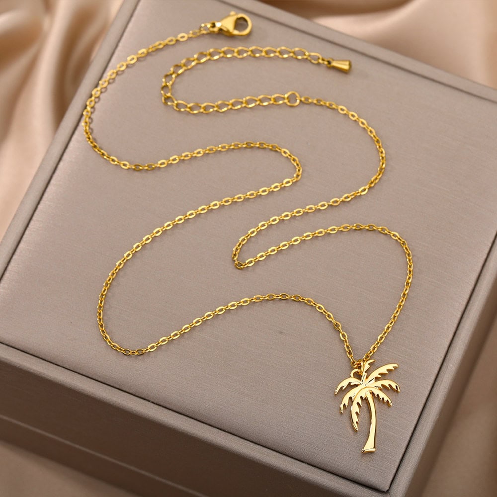 Luxurious gold palm tree pendant necklace for women, perfect for summer and beach accessories, made of high-quality jewelry materials, stylish and elegant gift idea.