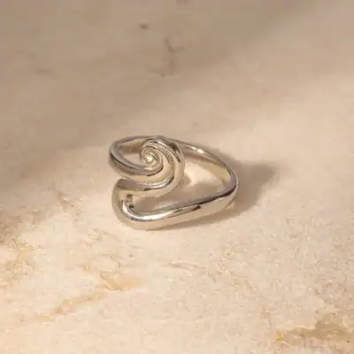 A stylish silver ring featuring a modern spiral design, perfect for women and jewelry lovers. Ideal for everyday wear or special occasions, showcasing quality craftsmanship.