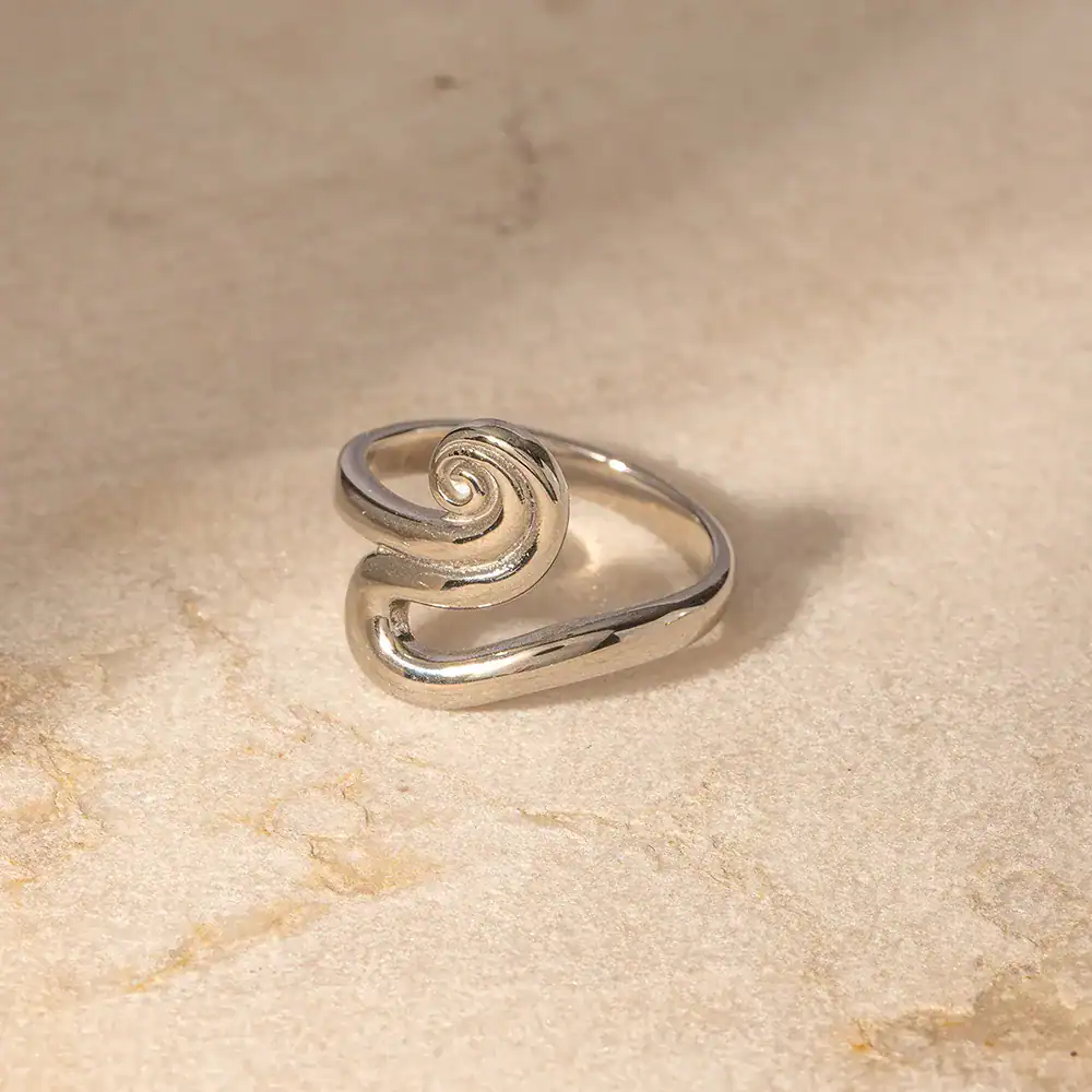 A stylish silver ring featuring a modern spiral design, perfect for women and jewelry lovers. Ideal for everyday wear or special occasions, showcasing quality craftsmanship.