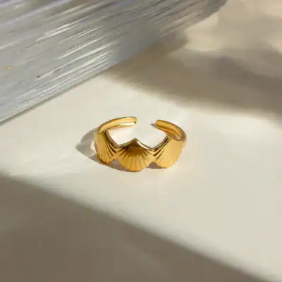 A sophisticated gold ring with a shell design, ideal for jewelry lovers. Crafted with detail, this stylish accessory adds a touch of elegance to any outfit.
