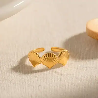 Elegant gold seashell ring, perfect for beach-inspired jewelry and ocean lovers. Crafted with fine detail, ideal for fashion accessories and gift ideas.