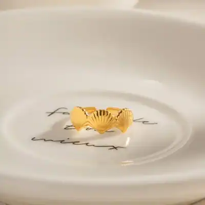 Elegant gold shell ring, perfect for beach-inspired jewelry and summer accessories. Crafted with high-quality gold, this stylish ring adds a touch of oceanic charm to your jewelry collection.