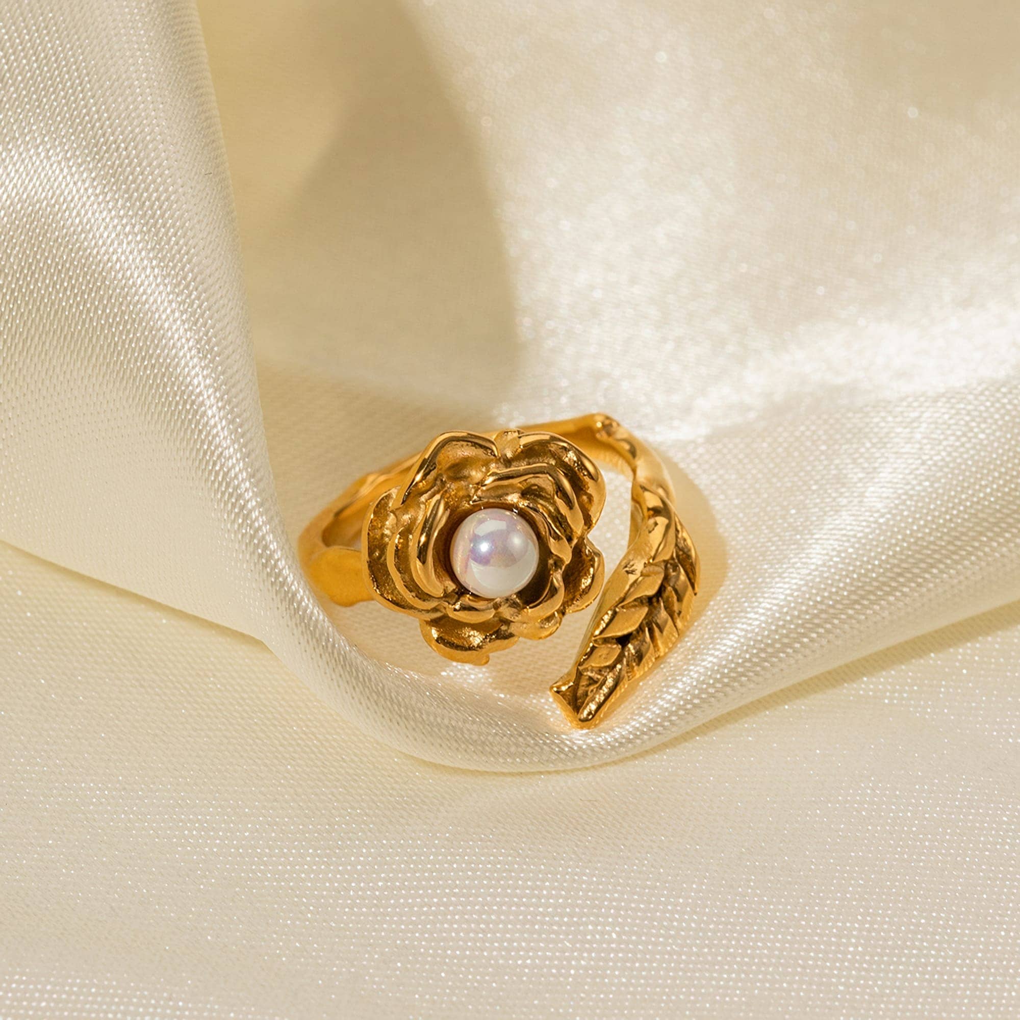 Beautiful gold ring featuring a pearl in a floral design, perfect for sophisticated fashion statements and luxury jewelry lovers.