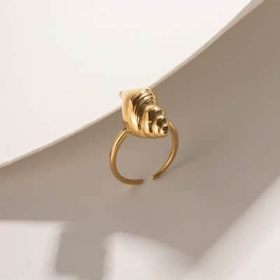Gold face ring, modern jewelry, women's fashion jewelry, men's accessories, Monalisa Store unique jewelry collection.