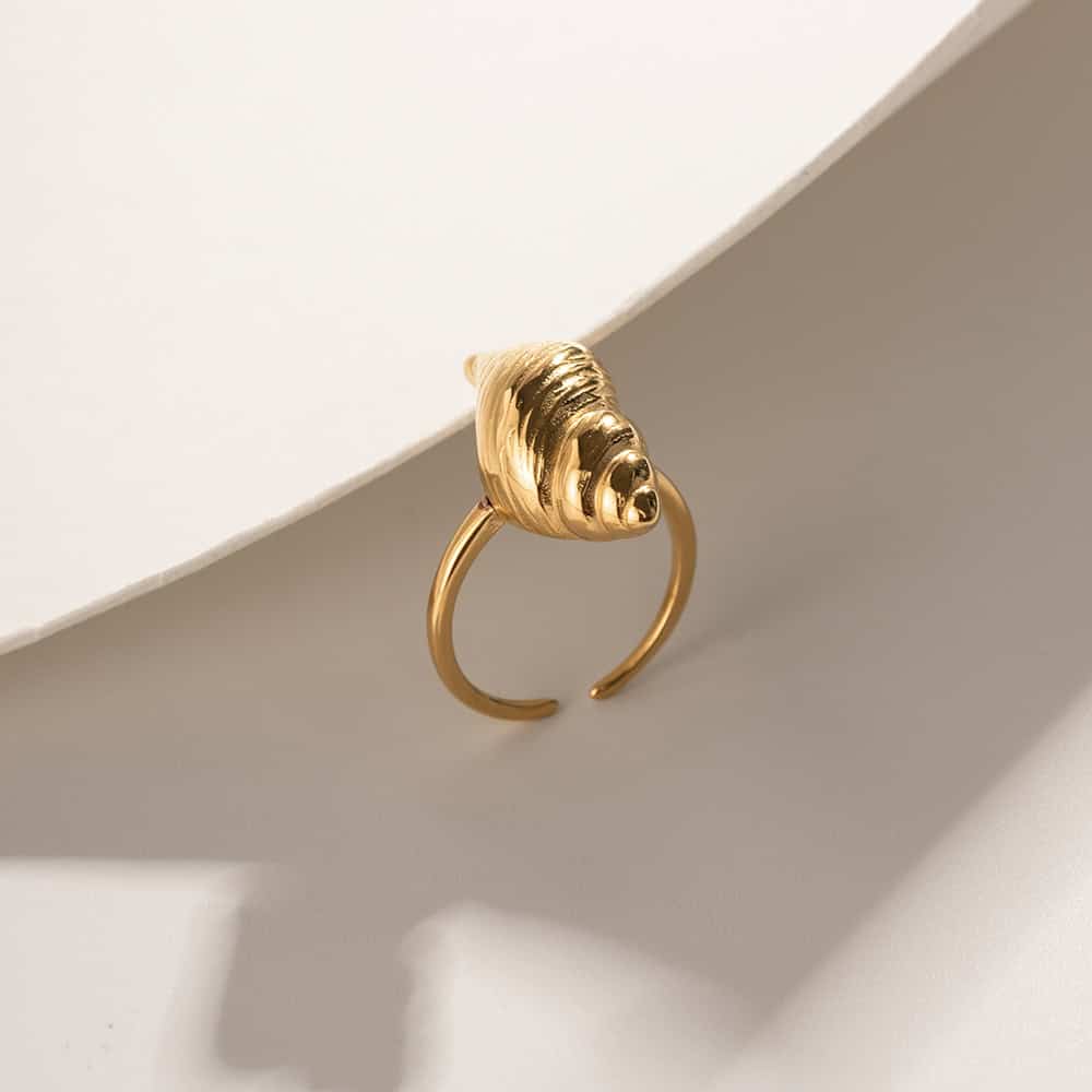 Gold face ring, modern jewelry, women's fashion jewelry, men's accessories, Monalisa Store unique jewelry collection.