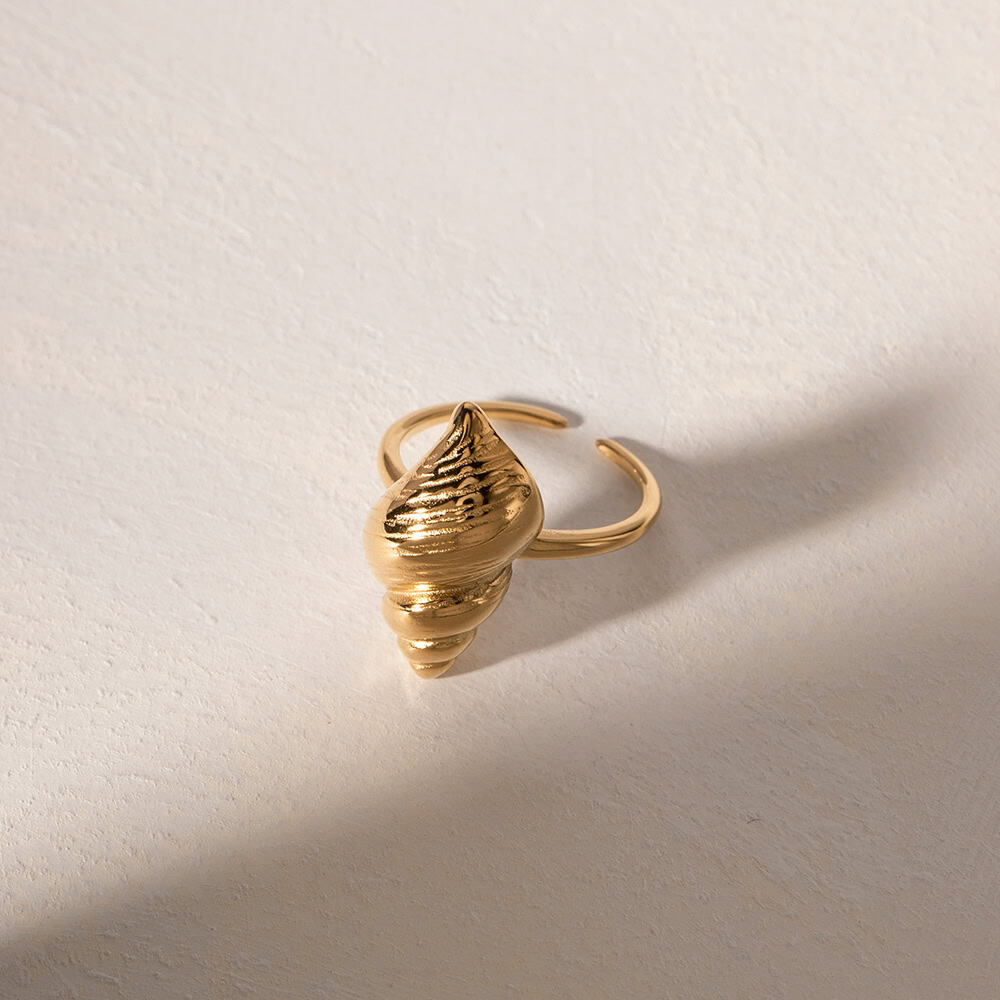 Luxurious gold shell-shaped ring, perfect for stylish accessories and jewelry lovers. High-quality craftsmanship from Monalisa Medical for unique jewelry pieces.