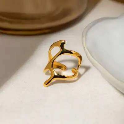 High-quality gold dolphin-shaped ring, perfect for stylish jewelry lovers seeking unique opt accessories. Ideal for gift-giving and enhancing your fashion statement.