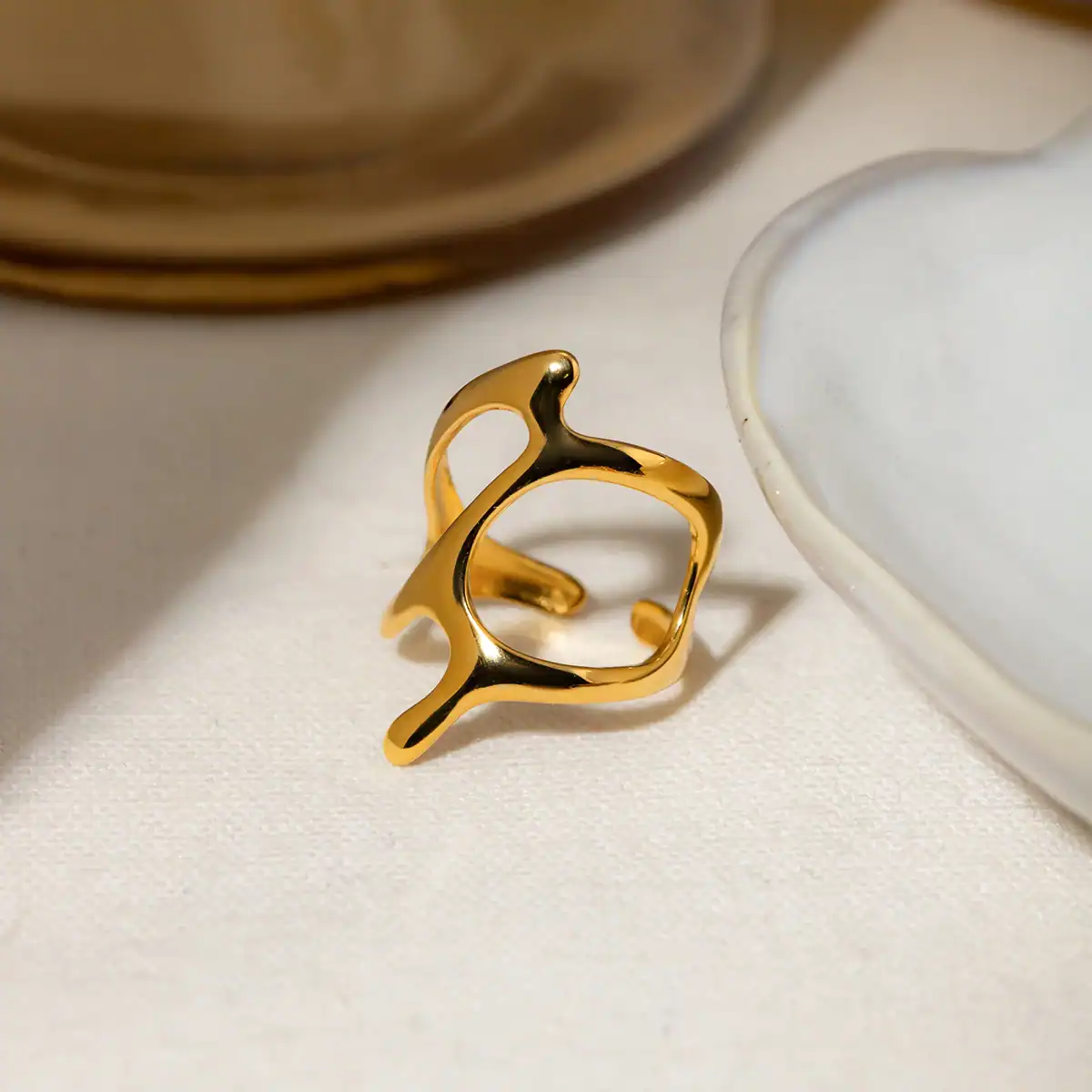 High-quality gold dolphin-shaped ring, perfect for stylish jewelry lovers seeking unique opt accessories. Ideal for gift-giving and enhancing your fashion statement.
