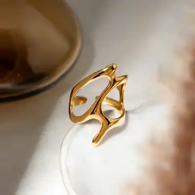 Luxury open design gold ring, perfect for fashion-forward jewelry lovers. High-quality gold jewelry with a modern, stylish look. Ideal for special occasions or everyday wear.