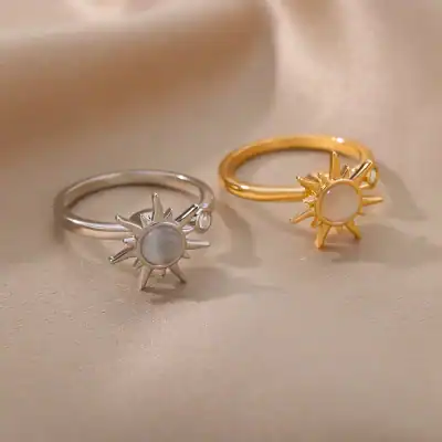 Elegant sun-shaped rings in silver and gold with moonstone accents, perfect for stylish accessories and gift ideas.