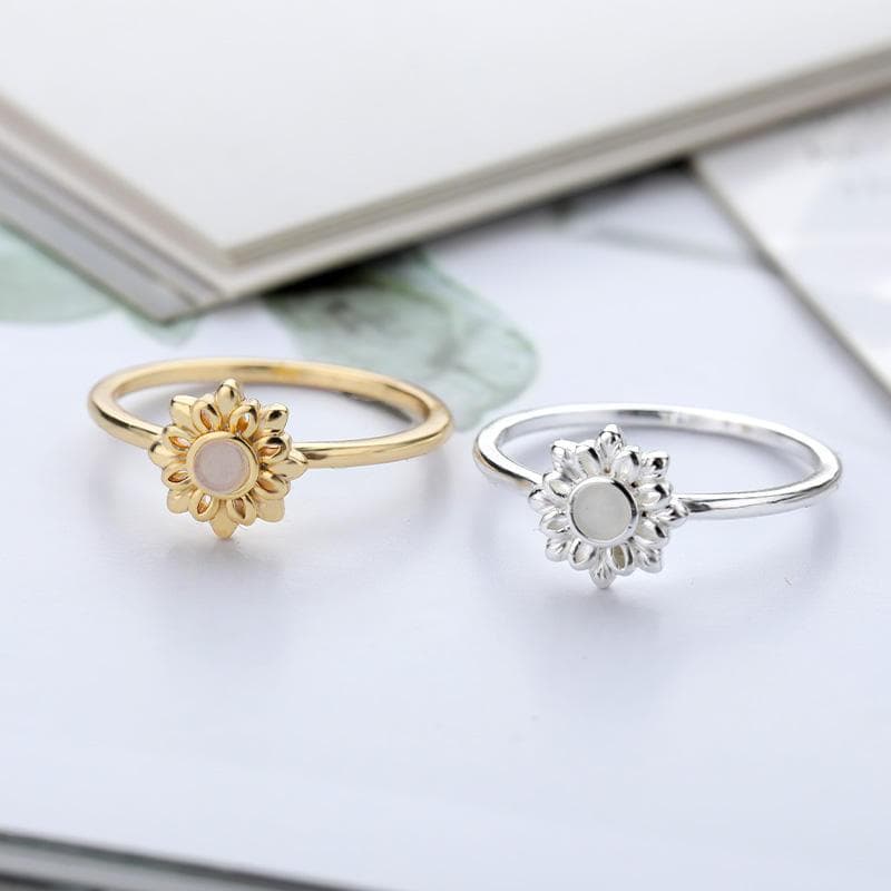 Sterling silver and gold daisy flower rings for women, stylish and elegant jewelry, perfect for gifts or everyday wear.