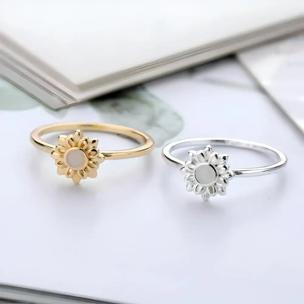 Delicate gold and silver floral rings featuring a daisy design, perfect for stylish accessories. Ideal for gift-giving or enhancing your jewelry collection, available at Monalisa Store.