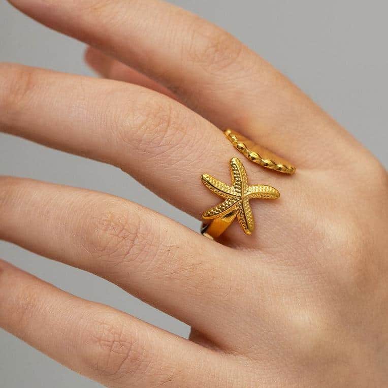 Elegant gold starfish ring for women, featuring intricate details and sparkling accents, perfect for stylish jewelry collections.