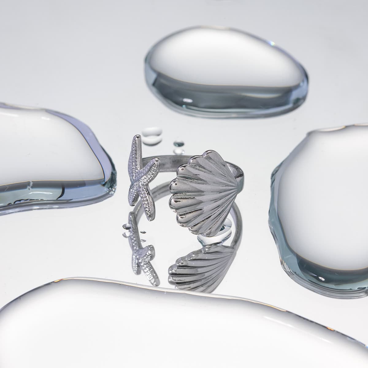 High-quality silver jewelry with shell and starfish motifs, perfect for beach-inspired fashion. Find unique accessories at Monalisa Store for a stylish and trendy look.