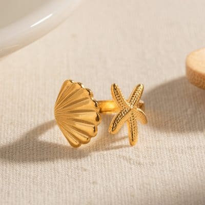 Elegant gold shell and starfish ring perfect for beach-inspired jewelry lovers and summer accessories. Stylishly crafted, ideal for ocean-themed gifts or everyday wear.