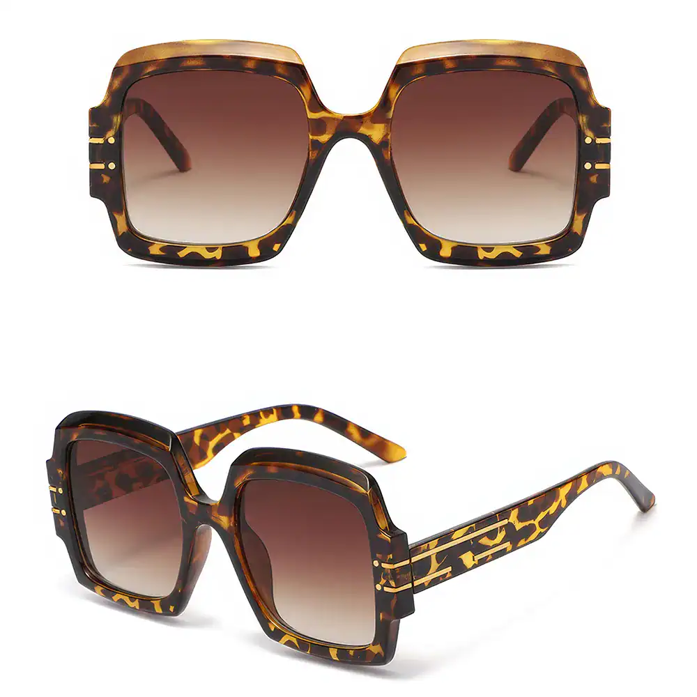 Stylish tortoise shell oversized sunglasses with gradient lenses, perfect for fashion and UV protection. Ideal for sunglasses lovers wanting a chic, trendy accessory for summer or everyday wear.