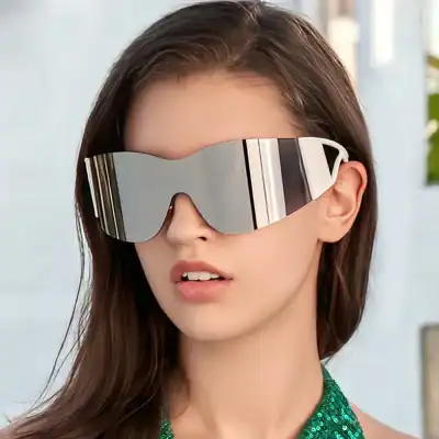 Stylish reflective sunglasses for women, modern eyewear with mirrored lenses, ideal for fashion-forward looks and sun protection. Perfect for trendsetters and eyewear enthusiasts.