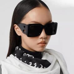 High-fashion black oversized sunglasses for women, stylish and UV protection, perfect for eye comfort and modern look.