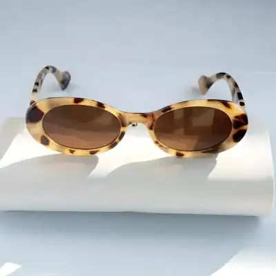 Tortoise shell sunglasses with dark lenses, stylish and protective eyewear perfect for fashion and UV protection. Ideal for enhancing your summer look.