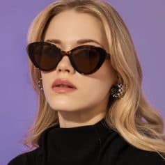 Elegant black sunglasses for women with oversized tortoise shell frames, perfect for fashion-forward eye protection and UV shielding.