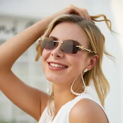 Stylish women's sunglasses with gold accents, perfect for fashion-forward eyewear looks. Discover high-quality optical accessories at Monalisa Store.