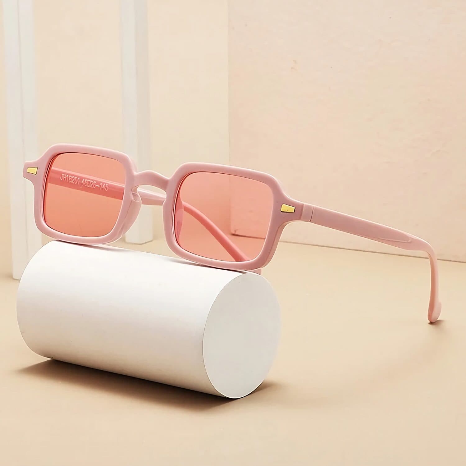 Pink sunglasses with tinted lenses, perfect for stylish eye protection and sun shade. Lightweight design suitable for women’s fashion and outdoor activities.