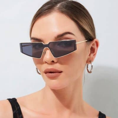 Stylish black rectangular sunglasses for women with modern design. Perfect for sun protection and enhancing your trendy look. High-quality optometry eyewear at Monalisa Store.