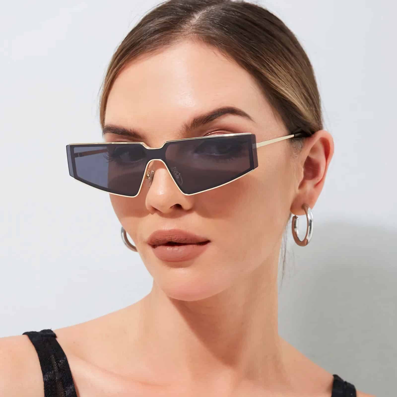 Stylish black rectangular sunglasses for women with modern design. Perfect for sun protection and enhancing your trendy look. High-quality optometry eyewear at Monalisa Store.