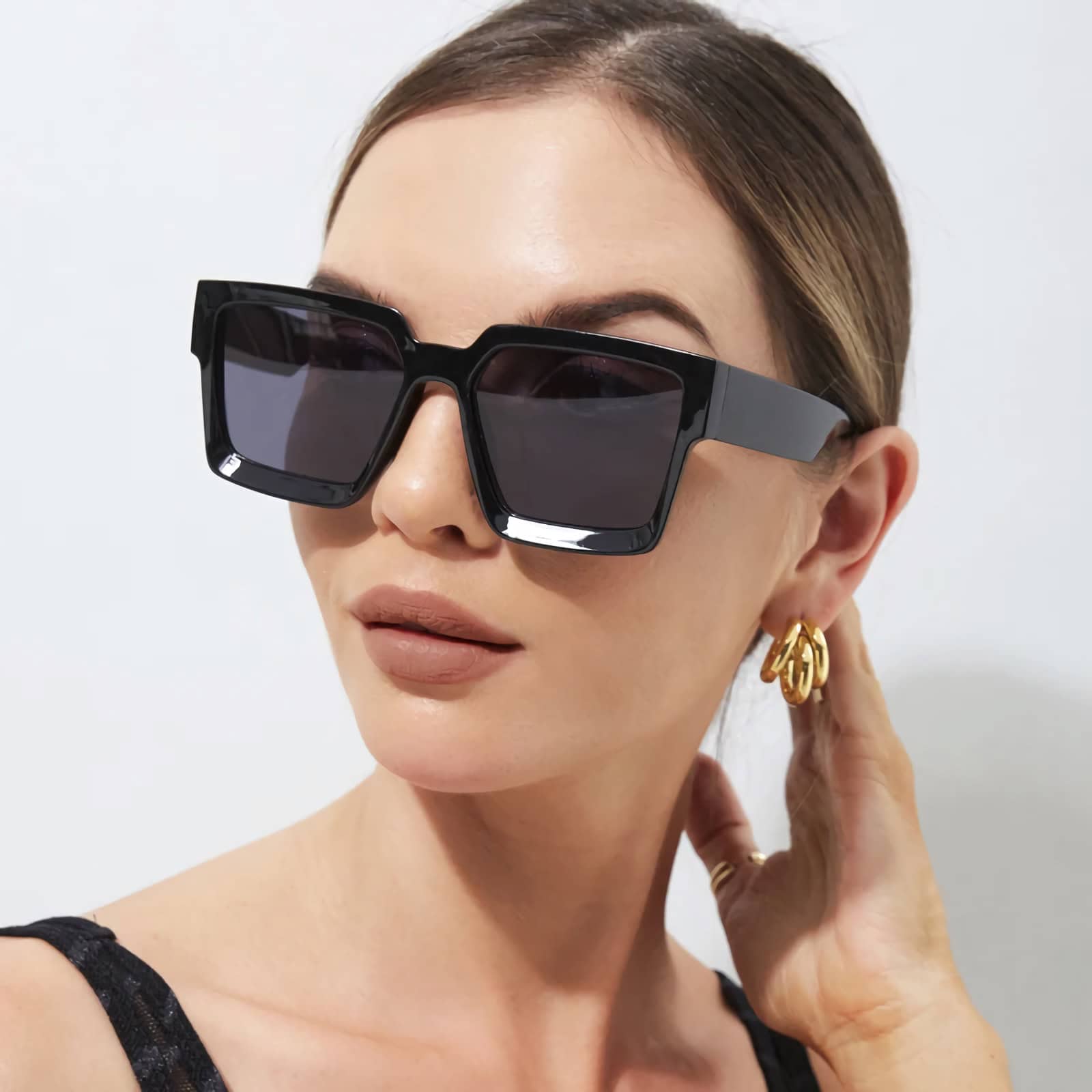 Stylish oversized black square sunglasses for women, perfect for fashion-forward looks and UV protection. Shop now at Monalisa Medical for high-quality eyewear.