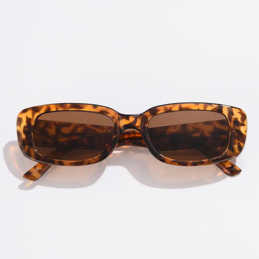 Stylish tortoise shell sunglasses for women and men, UV protection, perfect for everyday wear and outdoor activities. Enhance your look with high-quality designer eyewear.