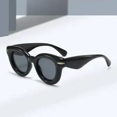 Black designer sunglasses with UV-protective lenses for women and men, perfect for summer fashion and outdoor activities. Durable and trendy eyewear at Monalisa Store.